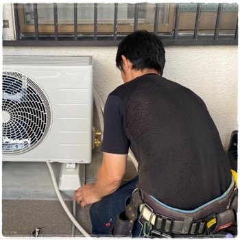 エアコン業者の作業風景